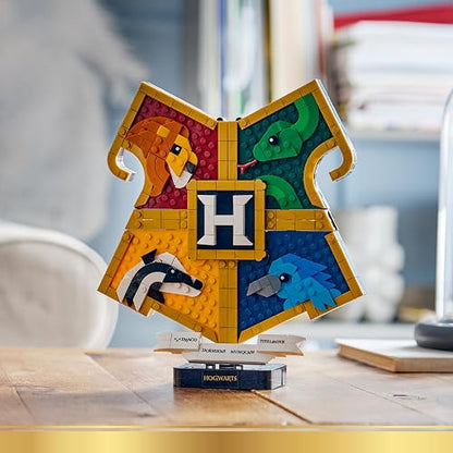 LEGO Harry Potter Escudo de Casa de Hogwarts – Juguete de Construcción – Úsalo para Decorar Exhibido en el Soporte – Descubre Objetos Ocultos – para Mayores de 12 Años – 76462