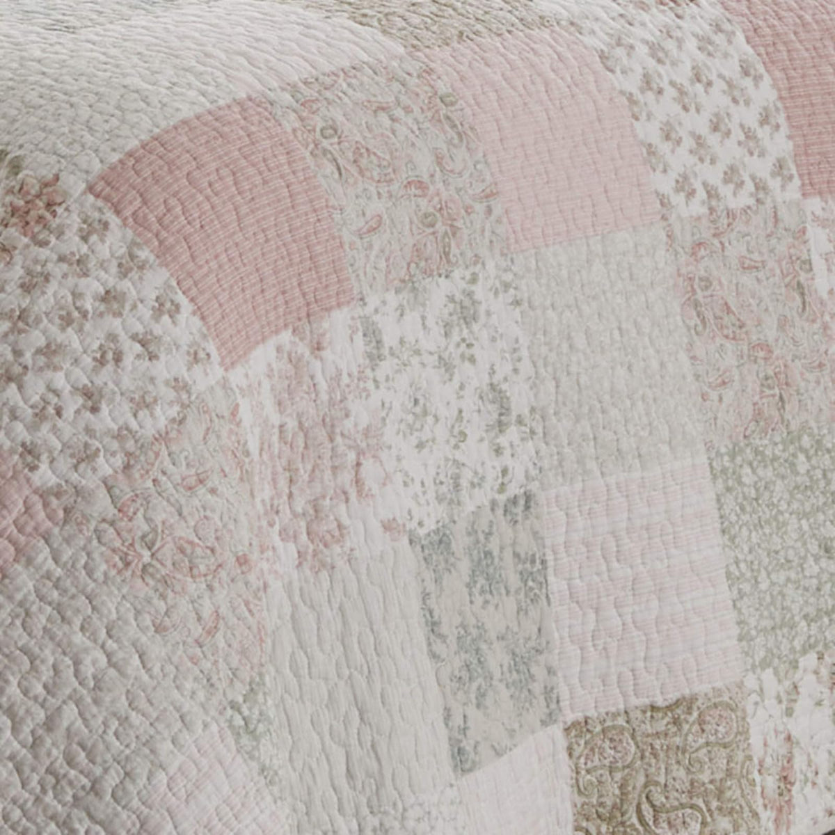 Laura Ashley - Juego de edredón tamaño King, Ropa de Cama Reversible de algodón con Fundas a Juego, decoración del hogar Inspirada en los Retazos (Celina Patchwork Rosa/Salvia, King)