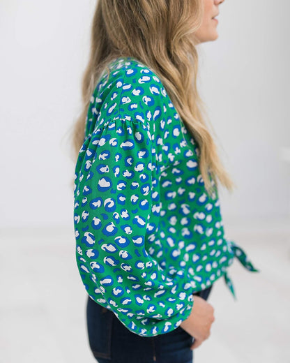 The Drop Playera De Botones Para Mujer Con Animal Print Esmeralda, Cuello En V y Amarre al Frente por @graceatwood