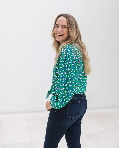 The Drop Playera De Botones Para Mujer Con Animal Print Esmeralda, Cuello En V y Amarre al Frente por @graceatwood