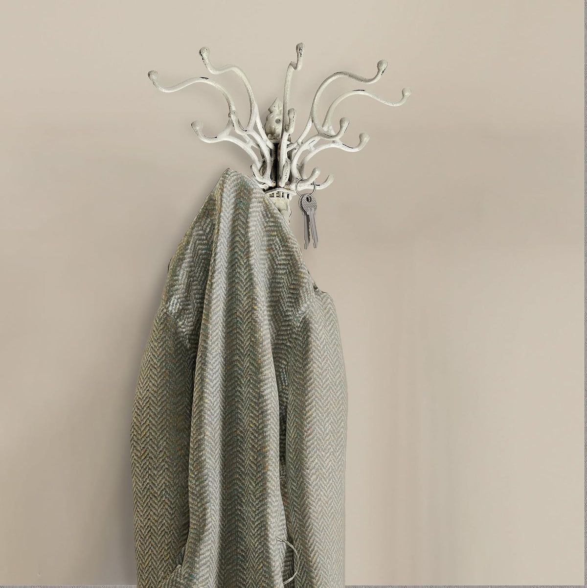 Creative Co-Op - Colgador de pared decorativo de hierro fundido con 15 ganchos, color blanco envejecido