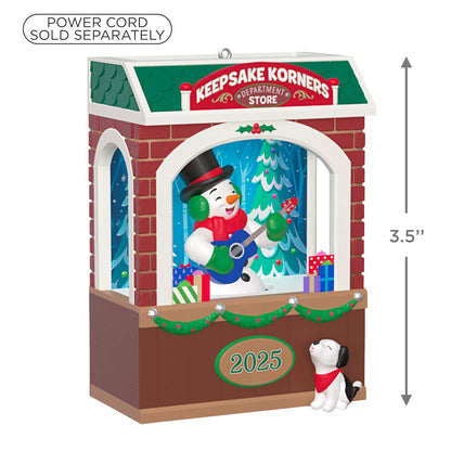 Hallmark - Adorno navideño de Recuerdo 2025, Rockin' Window Shopping 2025 Musical con luz y Movimiento, Regalos de coleccionista de muñeco de Nieve