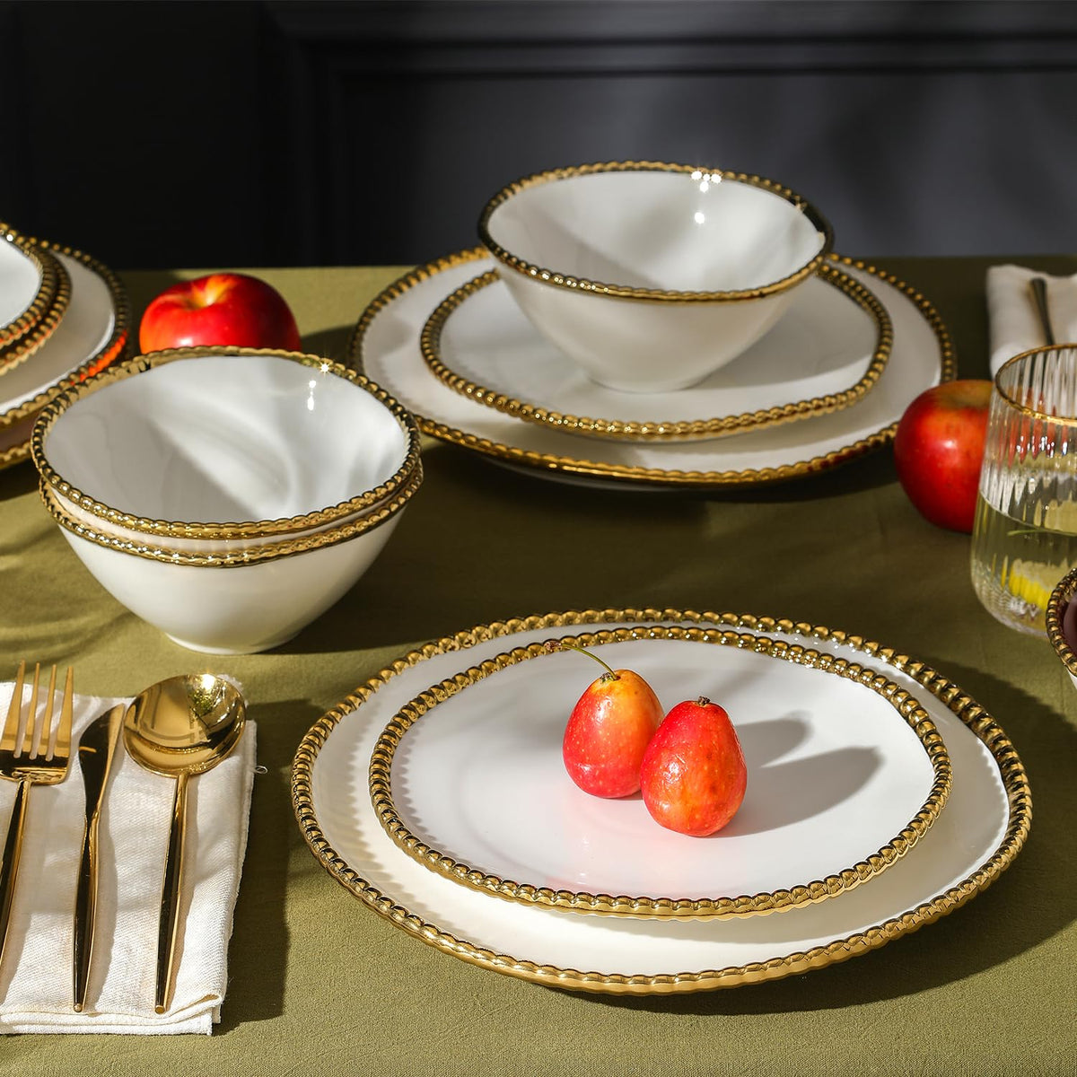 Christian Siriano Akoya - Juego de vajilla de porcelana, 12 piezas, juego de platos para 4, platos y cuencos, blanco y dorado