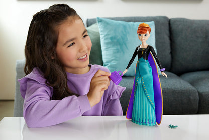 Mattel Disney Frozen Anna - Juego de muñecas de Moda, Girar y revelar con 11 sorpresas, Incluyendo 5 Accesorios, 5 calcomanías y Escena de Juego, Inspirado en la película