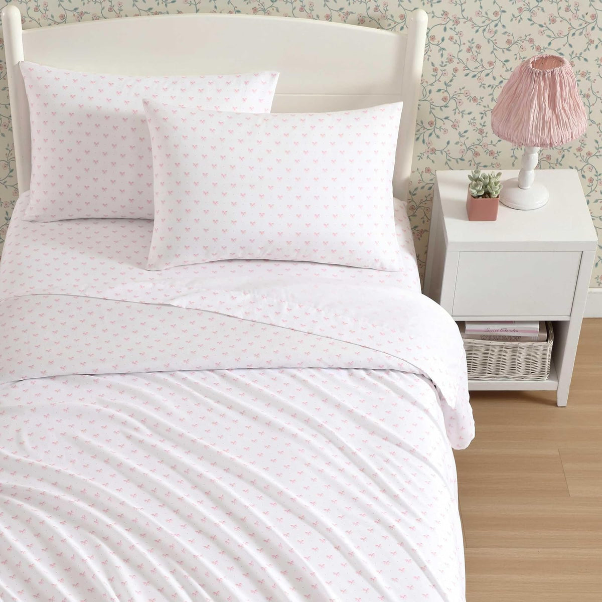 Laura Ashley - Juego de sábanas para niños, Ultra Suave y Transpirable con Fundas de Almohada a Juego, Resistente a Las Arrugas, Esencial Ideal para la habitación de Las niñas (Bonitos Lazos, Rosa,