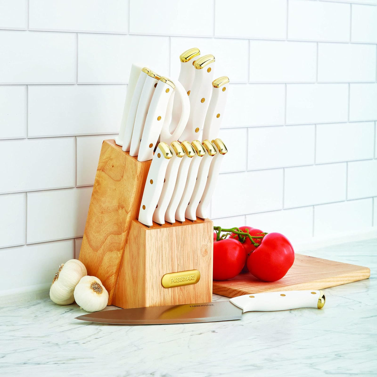 Farberware Juego de 15 cuchillos de triple remachado, cuchillos de cocina de acero inoxidable de alto carbono, juego de cuchillos afilados con bloque de madera, blanco y dorado