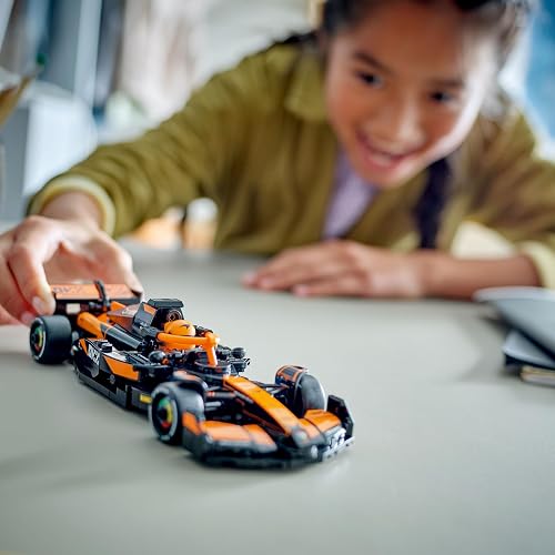 LEGO Speed Champions Auto de Carreras McLaren F1 Team MCL38 Set con vehículo, Modelo construible, Kit con 1 minifigura, Juego y Regalo Coleccionable para niños y niñas 77251