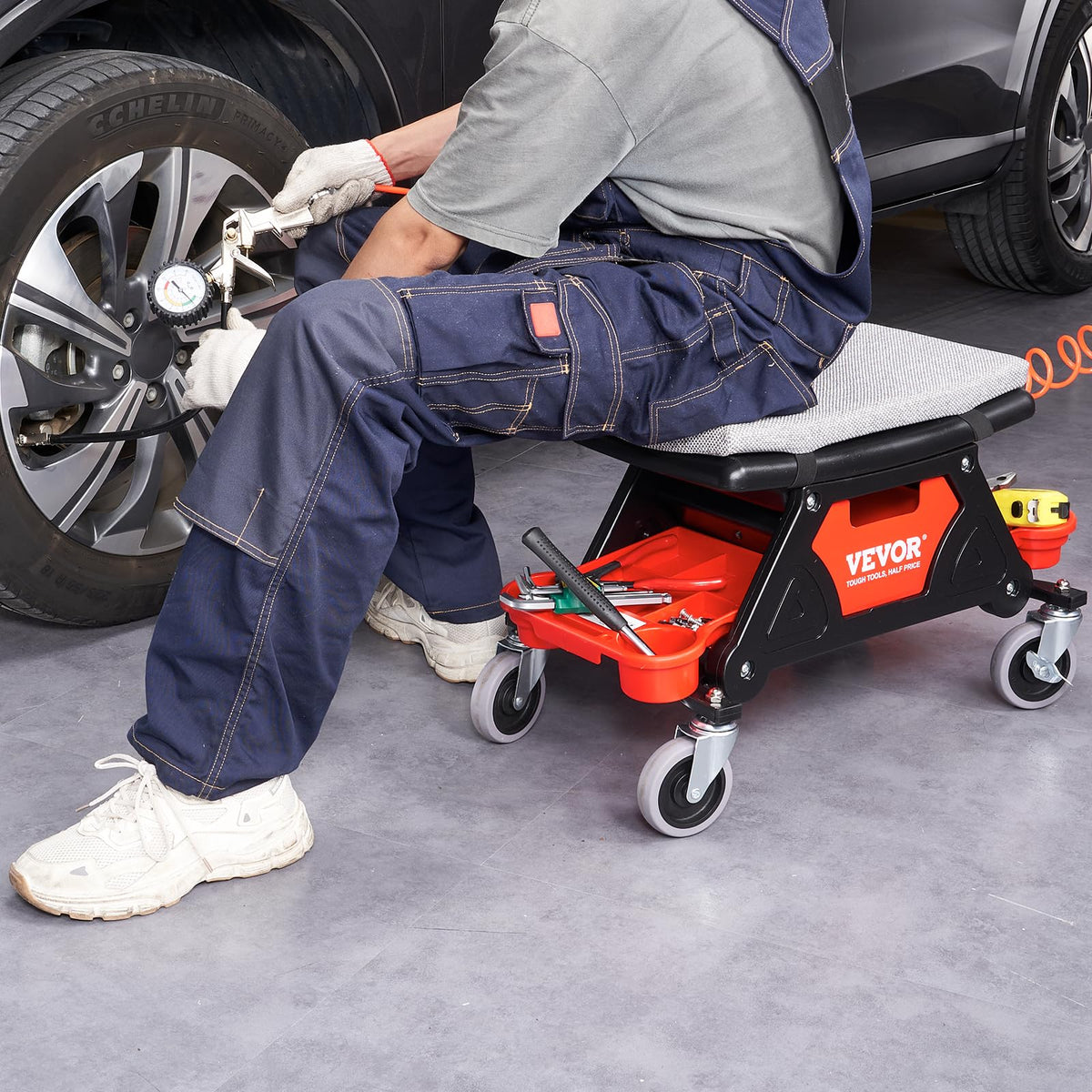 VEVOR Taburete de Taller Móvil 640 x 335 x 390 mm, Carga 136 kg Taburete de Mecánico con 2 Ruedas Asiento con Cerradura 450 x 250 mm con Bandejas de Herramientas para Mantenimiento, Reparación