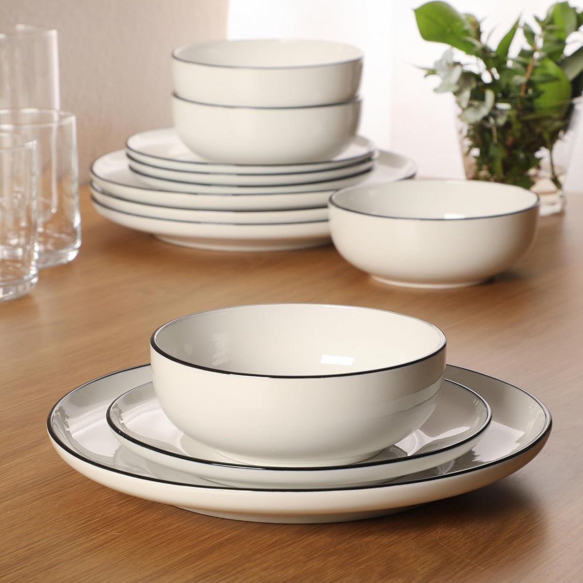 Gibson Home Havenstone - Juego de vajilla de porcelana de 12 piezas, platos de cena, platos de ensalada y cuencos, clásico blanco con borde negro, apto para el hogar, cocina, microondas y lavaplatos