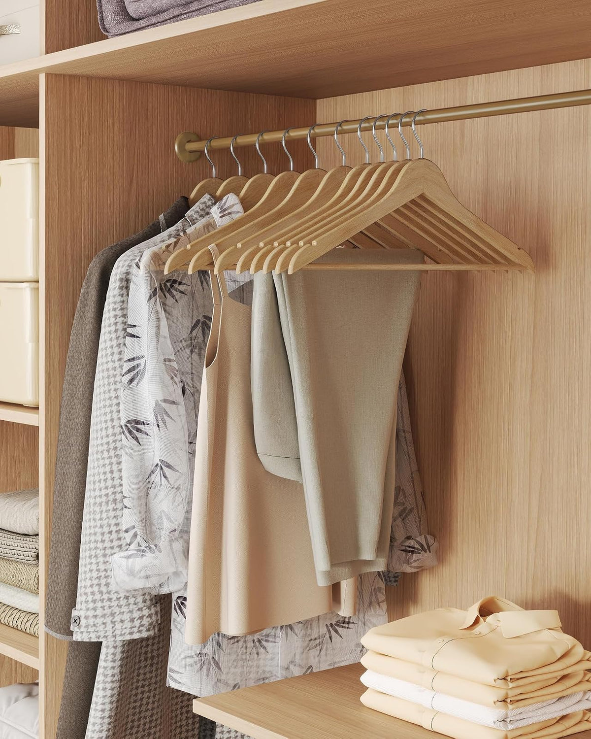 SONGMICS Perchas de Madera, Juego de 30, Delgada, Muescas en Hombros, para Pantalones, Gancho Giratorio 360°, Ahorra Espacio, Beige Natural MCRW030K01