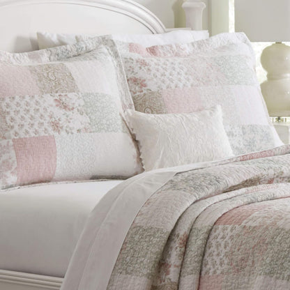 Laura Ashley - Juego de edredón tamaño King, Ropa de Cama Reversible de algodón con Fundas a Juego, decoración del hogar Inspirada en los Retazos (Celina Patchwork Rosa/Salvia, King)