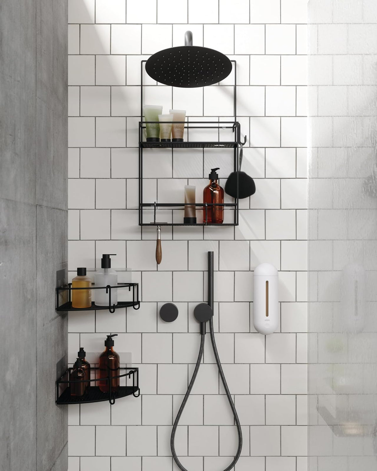 Umbra Cubiko estante de esquina para ducha, estantes flotantes de metal con tiras adhesivas de montaje, paquete de 2, Negro