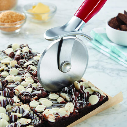 KitchenAid - Rueda de pizza clásica con hoja afilada para cortar cortezas, pasteles y más, protector de dedos integrado para mayor seguridad y agarre cómodo para proteger los dedos, apto para