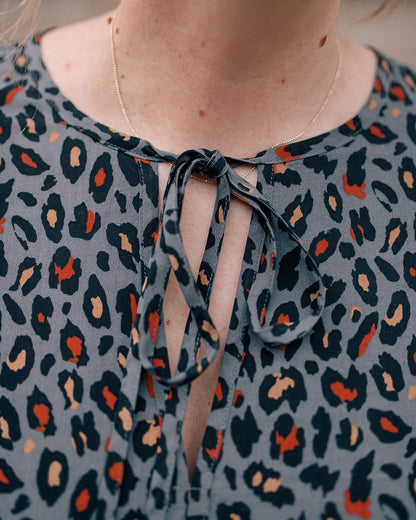 The Drop Vestido Para Mujer de Longitud de Media Pantorrilla y Ajuste Holgado, Estampado Animal Print Gris, por @graceatwood