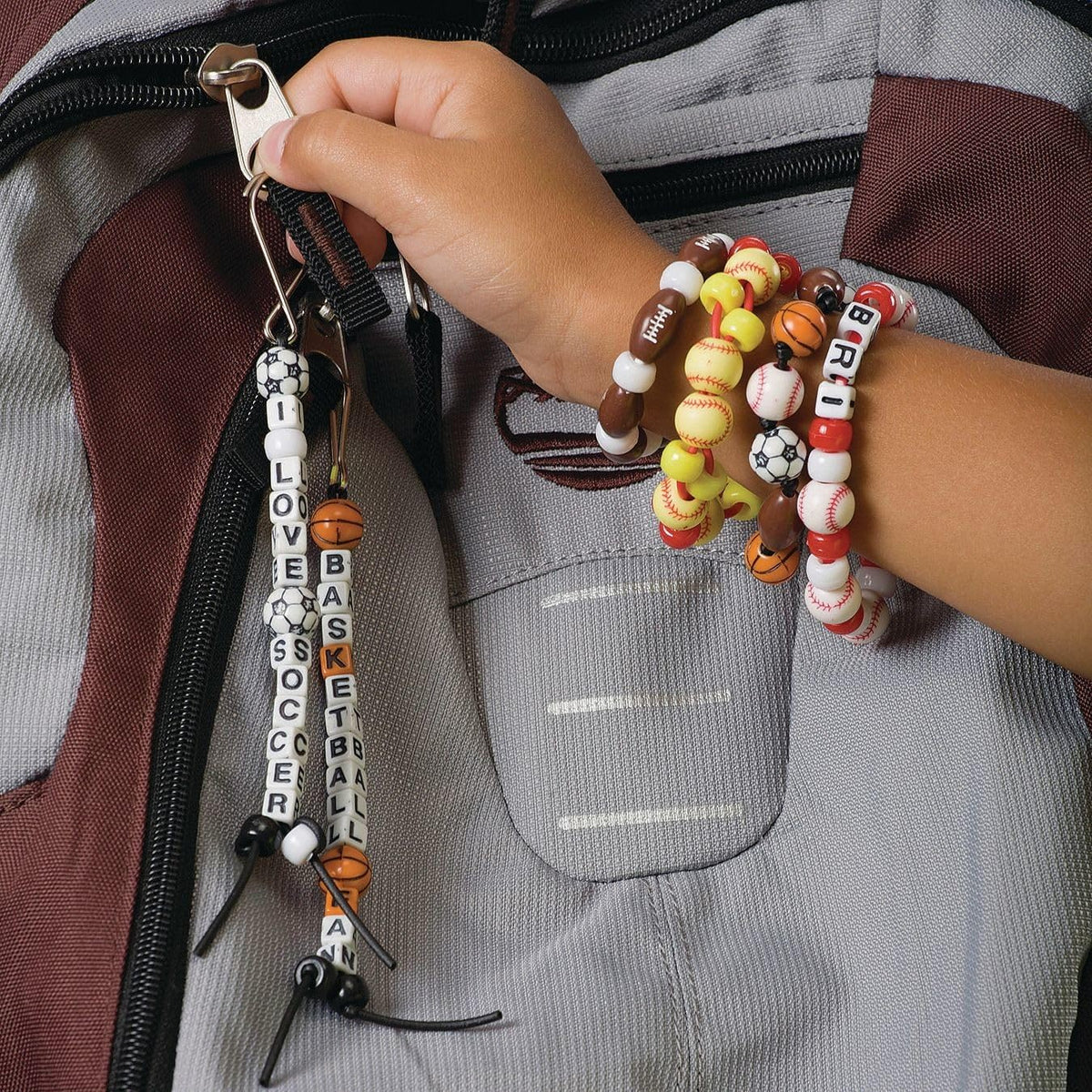 S&S Worldwide Color Splash! Mezcla de abalorio deportivas: abalorio de fútbol, béisbol, fútbol y . Haz joyas deportivas para niños, añade a mochilas y cordones, 12-15 mm con agujeros de 2,5-3,5 mm. Plástico. Paquete de 144.