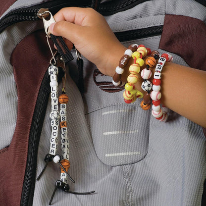 S&S Worldwide Color Splash! Mezcla de abalorio deportivas: abalorio de fútbol, béisbol, fútbol y . Haz joyas deportivas para niños, añade a mochilas y cordones, 12-15 mm con agujeros de 2,5-3,5 mm. Plástico. Paquete de 144.