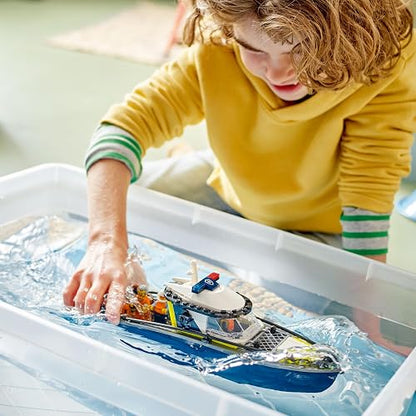 LEGO City Persecución en Barco de Policía Set de Construcción de Juguetes, Lancha Flotante y Bote Inflable del Ladrón, Idea de Regalo para Héroes Cotidianos de 6 Años o Más 60456
