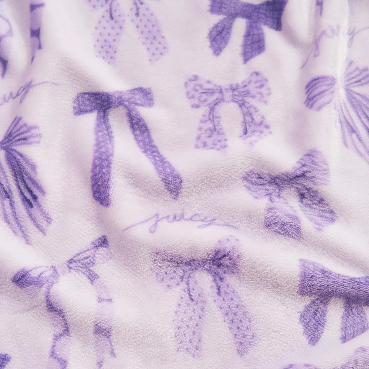 Juicy Couture - Manta de Felpa de Gran tamaño, 60 x 70 Pulgadas, Lazos perfectos, Color Morado