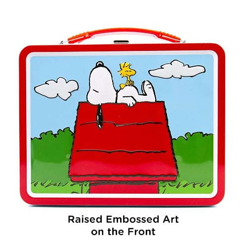 AQUARIUS Peanuts Snoopy Red Dog House Fun Box - Caja de almacenamiento de lata resistente con mango de plástico y cubierta frontal en relieve, producto oficial de Peanuts y regalo coleccionable
