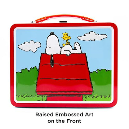 AQUARIUS Peanuts Snoopy Red Dog House Fun Box - Caja de almacenamiento de lata resistente con mango de plástico y cubierta frontal en relieve, producto oficial de Peanuts y regalo coleccionable