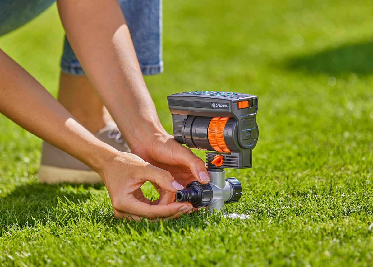 GARDENA 20575 | Hasta 2300 pies cuadrados - ZoomMaxx Aspersor oscilante ajustable en el escalón de metal para riego de césped de gran área con roscas de manguera de EE. UU., patio y jardín. Gardena
