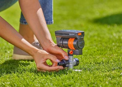 GARDENA 20575 | Hasta 2300 pies cuadrados - ZoomMaxx Aspersor oscilante ajustable en el escalón de metal para riego de césped de gran área con roscas de manguera de EE. UU., patio y jardín. Gardena
