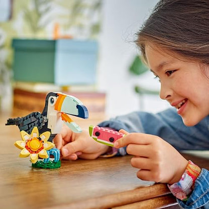 LEGO Creator 3en1 Fauna Salvaje: Tucán Tropical Figura, Se Convierte en Mariposa de Juguete o Modelo de Pez, Regalo para Amantes de la Naturaleza y Niños de 7 Años o Más 31173