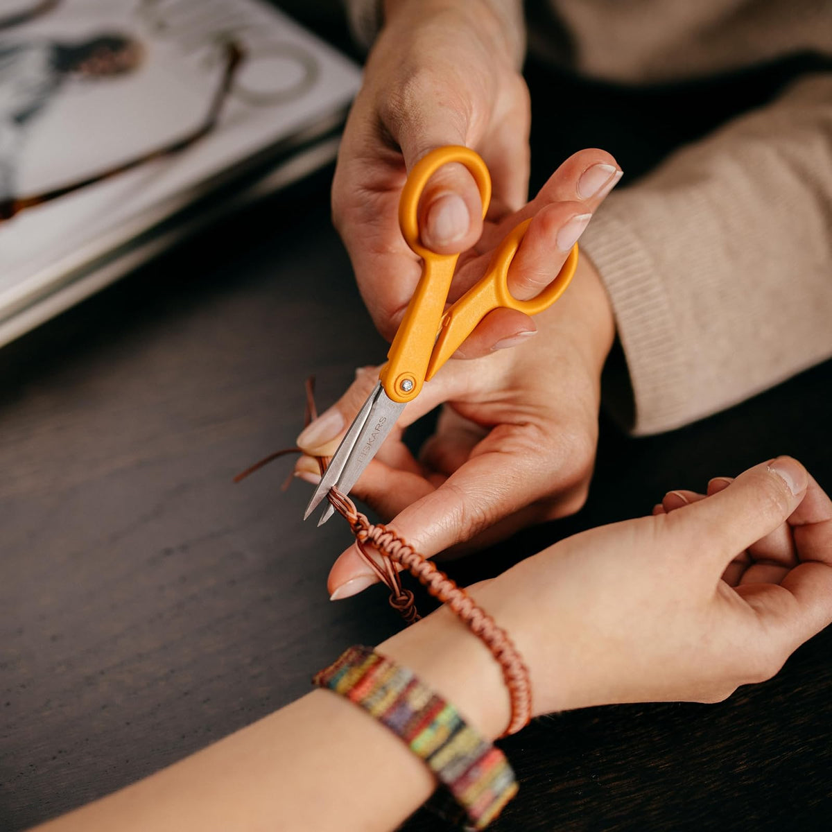 Fiskars - Juego de 2 tijeras originales con mango naranja, micro punta de 5 pulgadas y tijeras de acero inoxidable de 8 pulgadas, suministros de papel y tela para oficina, artes y manualidades, color