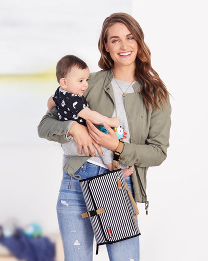 Skip Hop Cambiador Portátil Para Bebé: Cambiador Pronto Wipe Clean Con Dispensador De Toallitas