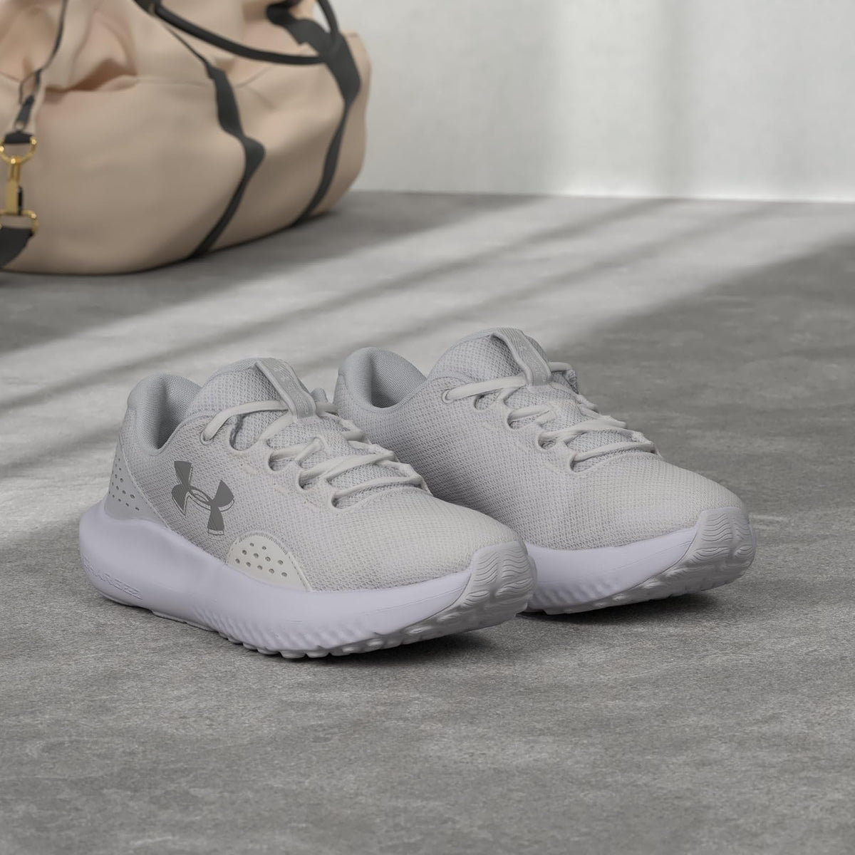 Under Armour Tenis para Correr Charged Surge 4 para Mujer Talla 23.5 Color Blanco