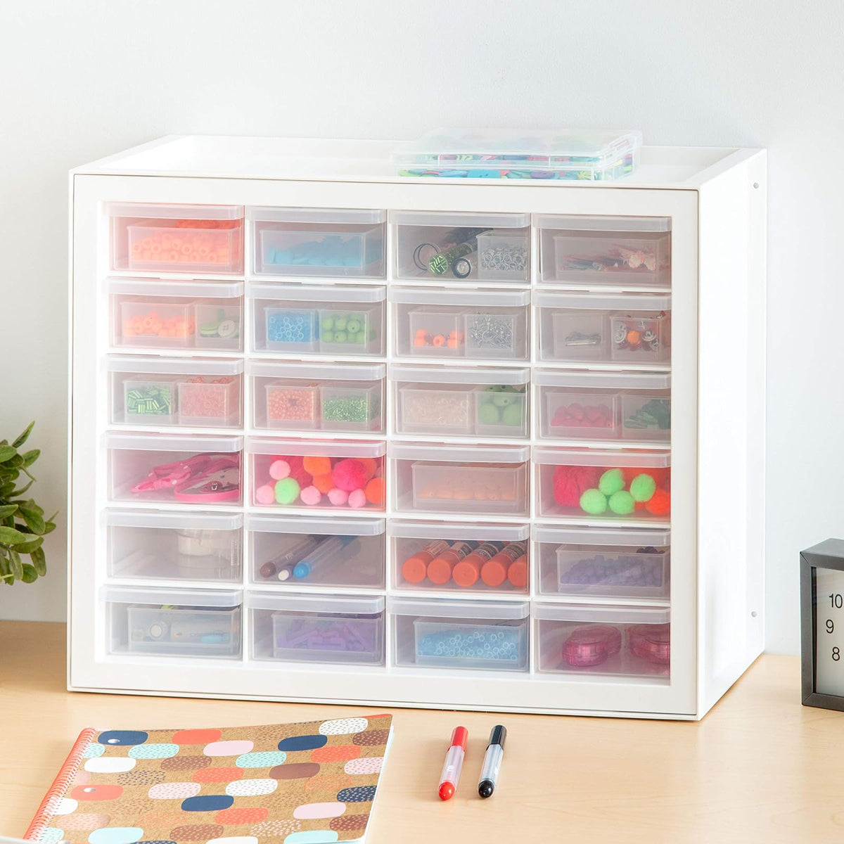 IRIS USA Gabinete de Almacenamiento Apilable de 24 Cajones para Ferretería y Juguetes, 49.53cm Anx 17.78cm P x 39.37cm Al, Blanco - Pequeño Organizador de Baúl Utilitario Scrapbook y Pasatiempos
