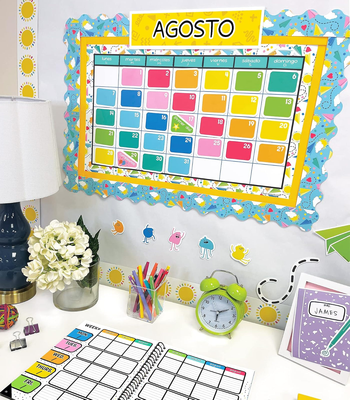 Carson Dellosa Happy Place - Juego de 139 piezas de calendario español, cabecera mensual, día festivo, cobertura de números, estaciones, clima, tabla de días de la semana, ESL o aula bilingüe, tablero
