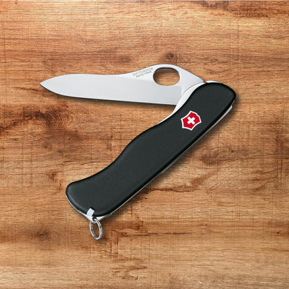 Victorinox Navaja Sentinel, Negra, 5 Usos | Cuchillo de bolsillo con apertura de una mano con clip de bolsillo, pinzas y palillo de dientes. Mango de poliamida de 111 mm