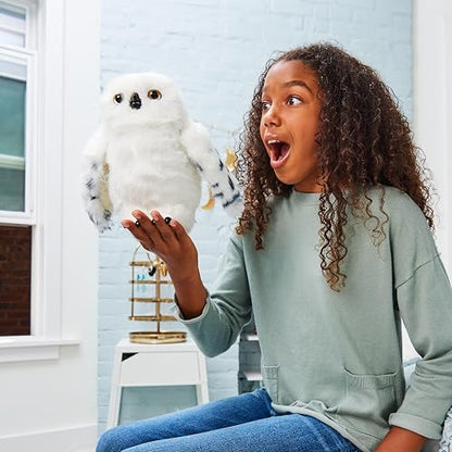 Wizarding World, Lechuza de Harry Potter Hedwig Interactiva con más de 15 Sonidos y Movimientos y sobre de Hogwarts, Juguetes para niños a Partir de 5 años