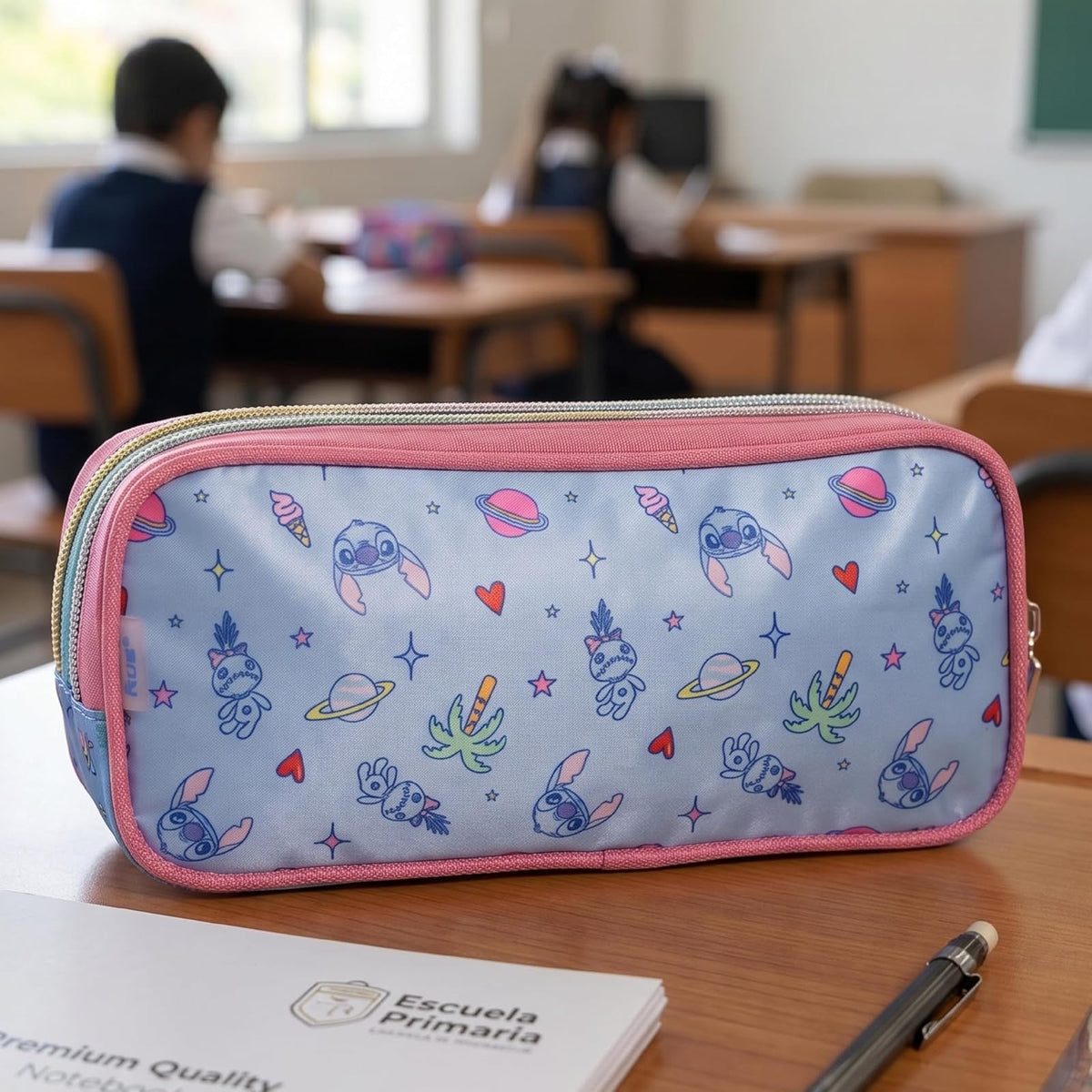 Ruz Lapicera Doble Infantil y Preescolar | Stitch | 100% Poliéster Edición Premium | Portalápices de Tela para Niños con 2 Divisiones y Cierre de Cremallera | Recomendado desde 3 años