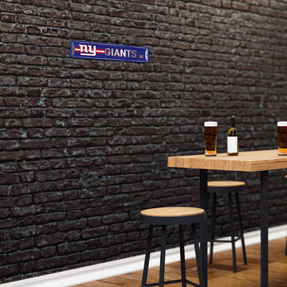 Rico Industries Placa de metal para la calle de la NFL New York Giants Home Decor (10 x 38 cm), ideal para el hogar, oficina, dormitorio y cueva de hombres, fabricada