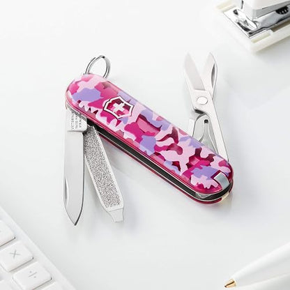 Victorinox Swiss Army Classic SD Navaja Pequeña, Rosa (Pink Camo), 58 mm | Cuchillo de bolsillo hecho en Suiza, 7 funciones, balanzas de camuflaje rosa, tijeras, llavero de transporte, uso diario
