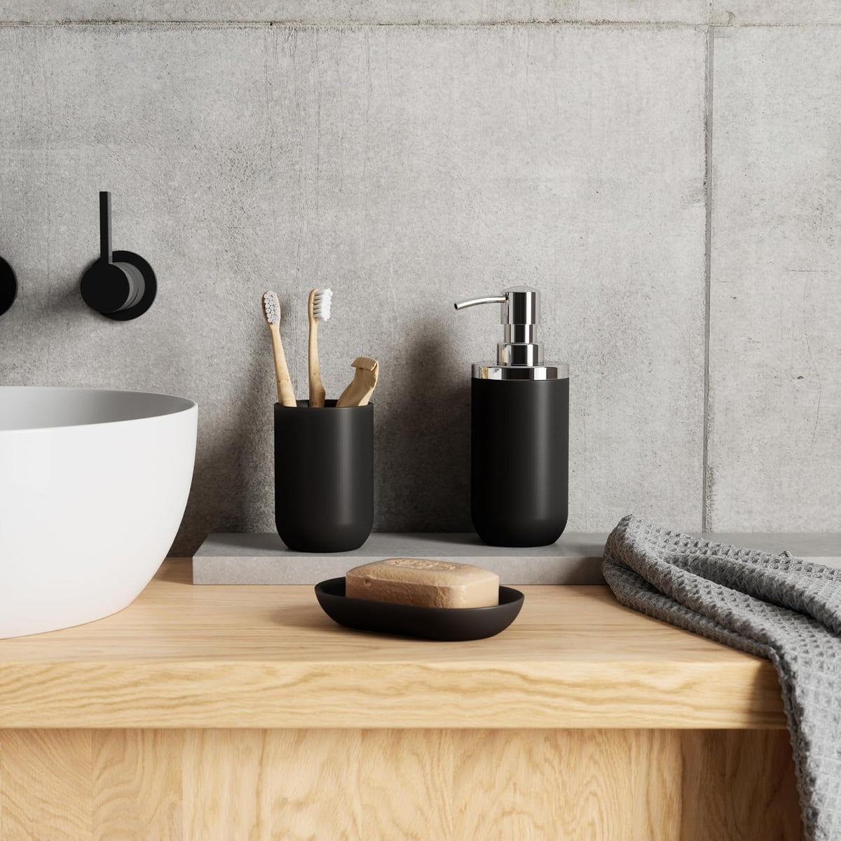 Umbra Junip Vaso para baño | Construcción de vidrio con peso, sostiene cepillos de dientes o agua de enjuague, tamaño ecológico, colección de