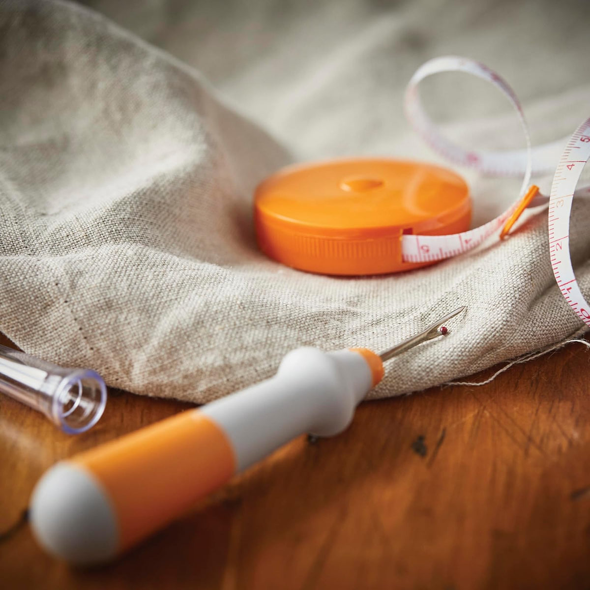 Fiskars - Juego de cinta métrica y desgarrador de costuras