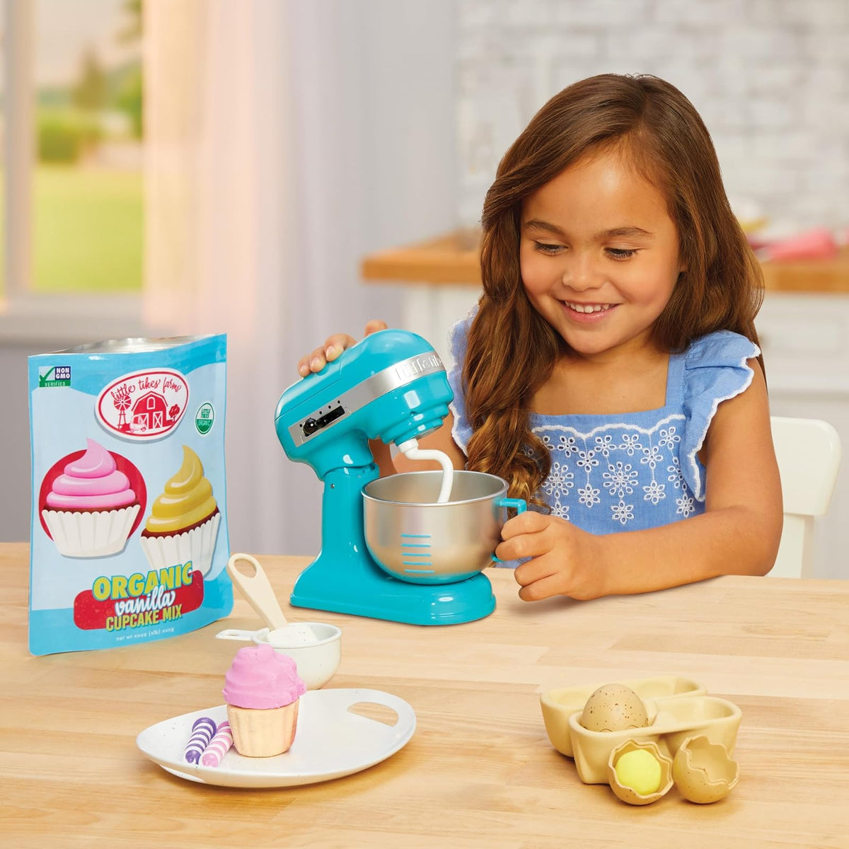 Little Tikes Creative Chefs Kit de Panadero - Con arena de juego Make-It! Mix, 18 accesorios, set de panadero realista para juegos de imitación, para niños y niñas de 3 años en adelante, NO COMESTIBLE