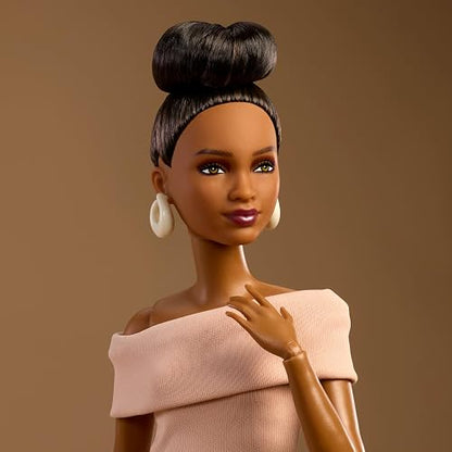 Barbie Basics Modelo 08 - Muñeca de Moda Coleccionable con Pelo Moreno, Vestido marrón con Escote y Sandalias, Ajuste Universal y Cuerpo Hecho a Mano, Regalo Ideal para el día de la Madre, JJX27