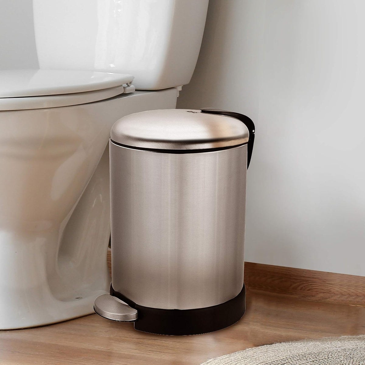 Glad Cubo de basura pequeño, 1.2 galones | Cubo de basura redondo de acero inoxidable con tapa de cierre suave y pedal de pie | Cesta de basura de metal con cubo interior extraíble, acero inoxidable