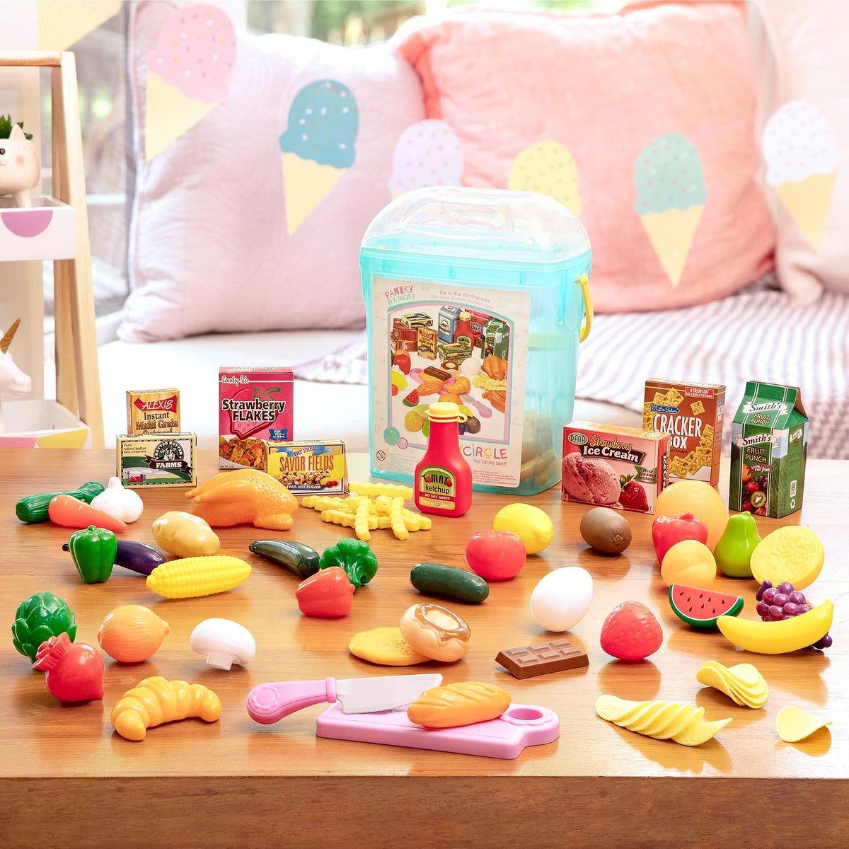 Play Circle Battat despensa de Juguete en Cubo con Alimentos y Accesorios | Despensa surtida con Set de 79, frutas, verduras, alimentos en caja, tabla, cuchillo y cubo con tapa y asa, 3 años y +