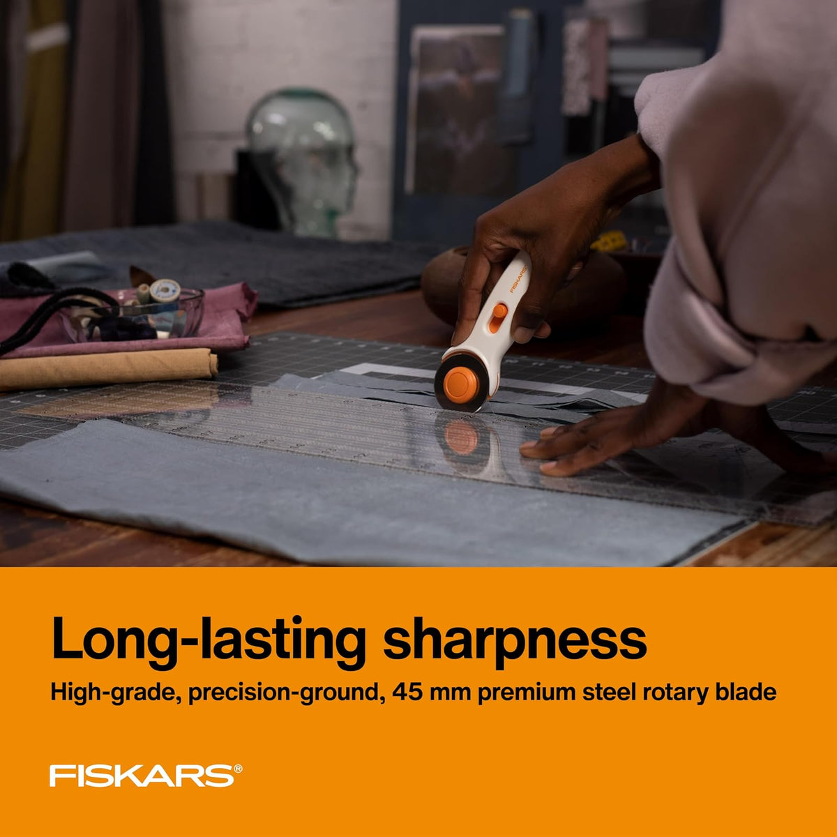 Fiskars - Cortador giratorio de 45 mm para tela, cortador de tela de acero premium que corta a través de múltiples capas, diestros y zurdos, fácil y seguro cambio de cuchillas, artes y manualidades,