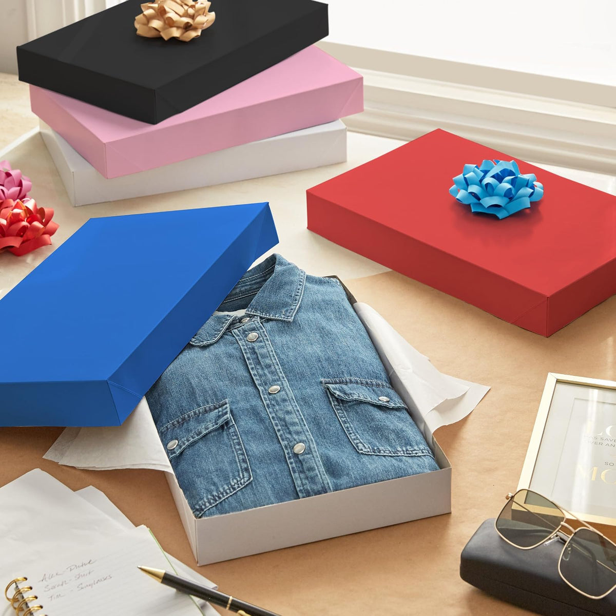 Hallmark - Cajas de regalo medianas de 14 pulgadas con tapas (8 cajas, 2 de cada uno de 4 diseños: rojo, rosa, azul, negro) para cumpleaños, baby shower, día de San Valentín, día de la madre, día del padre