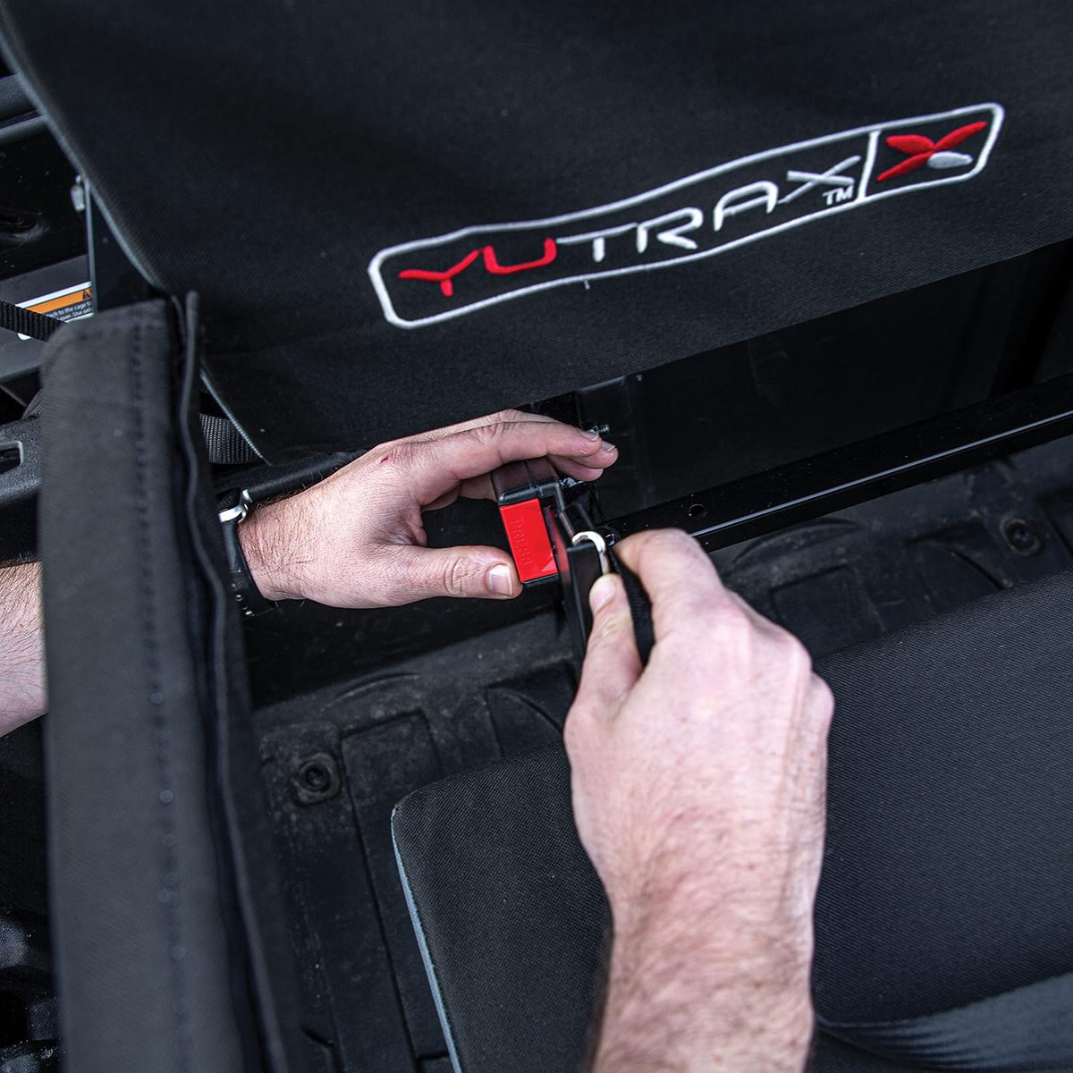YUTRAX® - Asiento de montaje universal UTV, accesorio UTV, aumenta la capacidad de asiento, marco de acero resistente, asiento y respaldo acolchados, asiento abatible hacia arriba, fácil de montar