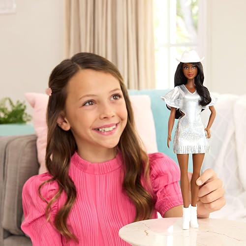 Muñeca Barbie Fashionistas #239 con cabello negro con flecos plateados con accesorios occidentales como sombrero de vaquero blanco y botas, HYT95