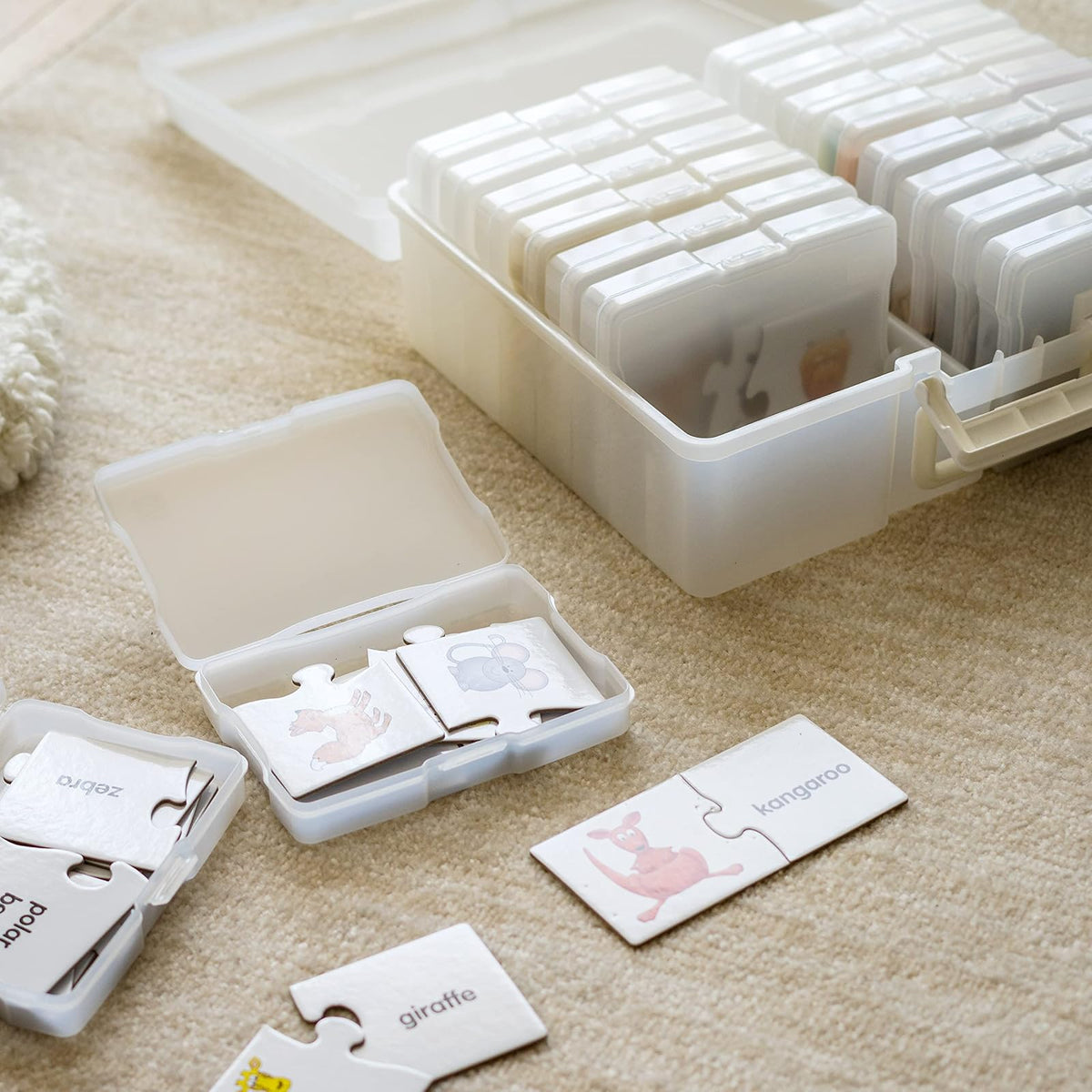 IRIS USA Caja Organizadora para Fotos, 16 Estuches, 2 Piezas, Perla | Compatible con fotos 4"x6", asa integrada, organizador para tareas, calcomanías, recortes y tarjetas didácticas