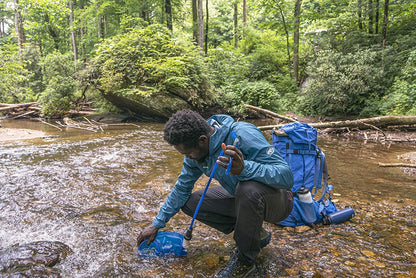 CamelBak Crux - Vejiga de depósito de agua de 2 litros con kit de filtración de agua, filtrada por LifeStraw - Para senderismo, mochileros, viajes y preparación para emergencias