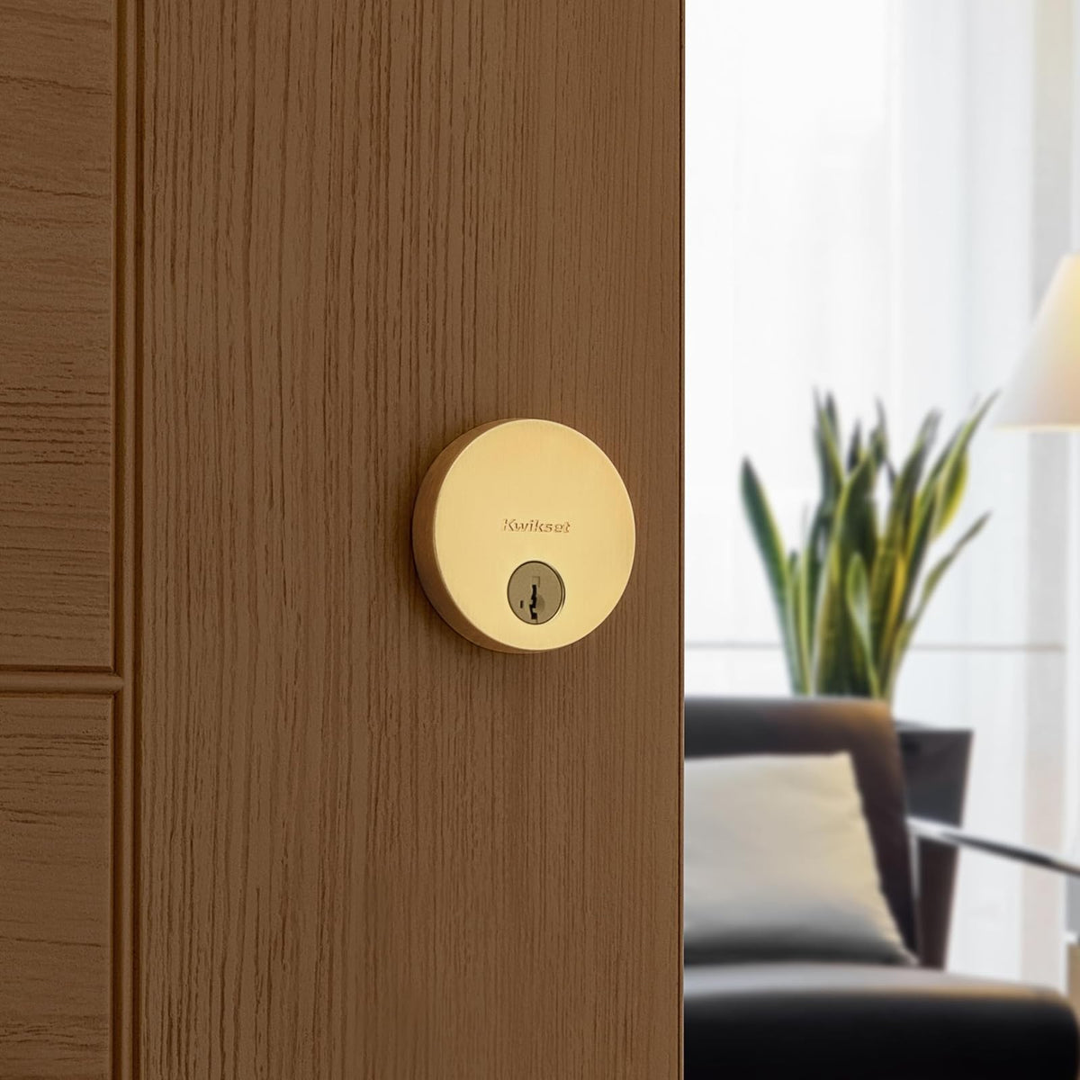 Kwikset Uptown - Cerradura de cerrojo de latón satinado, puerta de entrada frontal con llave, resistente a la selección, seguridad SmartKey Rekey, tornillo muerto de un solo cilindro, con protección